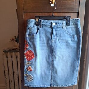 Westport Woman's Size 4 Embroidered Blue Jean Skirt